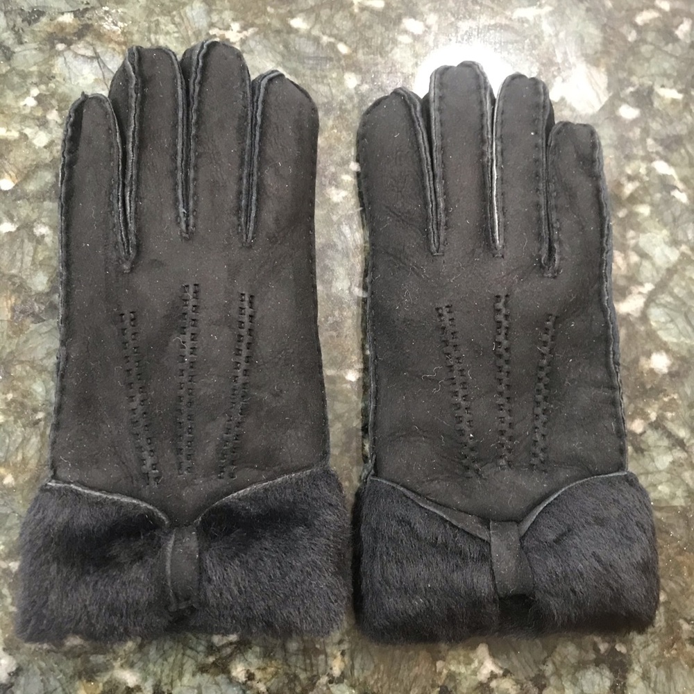 Millie Ugg-quality black faux fur gloves